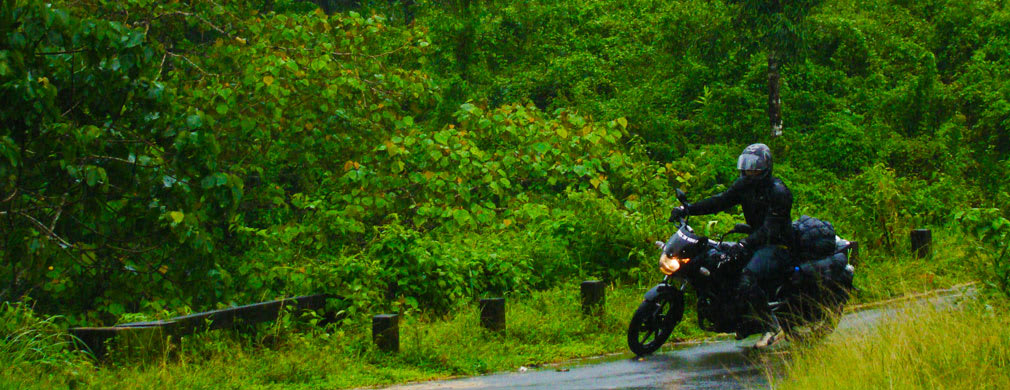 Arun_Pulsar_Athirappilly_Valparai_Forest_Route_Turning